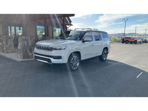 Used 2022 Jeep Grand Wagoneer Series III w/ Rear Seat Video Group 1 AWD/4WD image 2