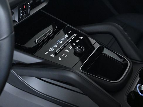 Certified 2025 Porsche Cayenne E-Hybrid Coupe image 27