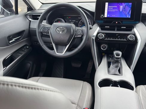 Used 2023 Toyota Venza LE image 22