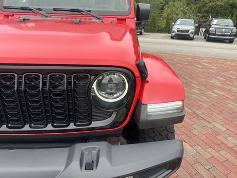 Used 2024 Jeep Gladiator Sport AWD/4WD image 23