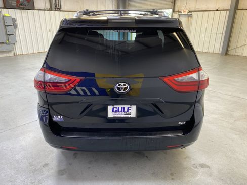 Used 2020 Toyota Sienna XLE w/ XLE Navigation Package image 7