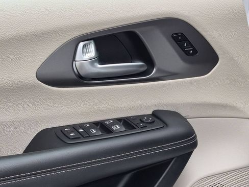 Used 2024 Chrysler Pacifica Touring-L FWD image 16