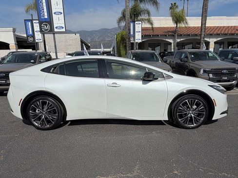 Used 2025 Toyota Prius XLE image 10