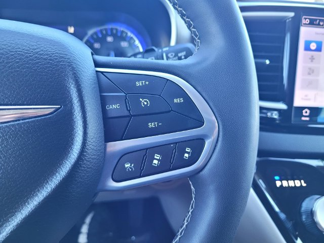 Used 2024 Chrysler Pacifica Touring-L FWD image 23