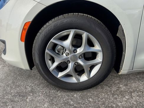 Used 2019 Chrysler Pacifica Touring Plus w/ Tire & Wheel Group image 8