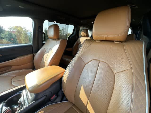 Used 2023 Chrysler Pacifica Pinnacle FWD image 18