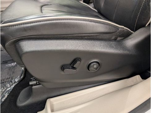 Used 2023 Chrysler Pacifica Limited FWD image 9