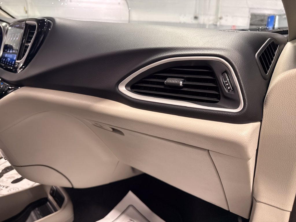 Used 2023 Chrysler Pacifica Touring-L FWD image 35