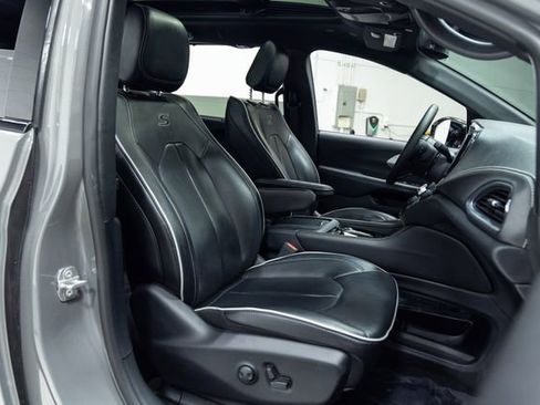 Used 2025 Chrysler Pacifica Limited image 26