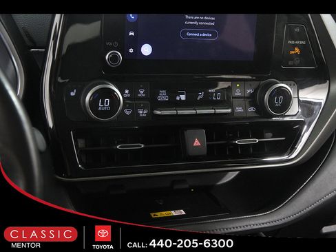 Used 2024 Toyota Highlander XLE FWD image 14