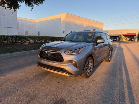 Used 2021 Toyota Highlander Platinum FWD image 1