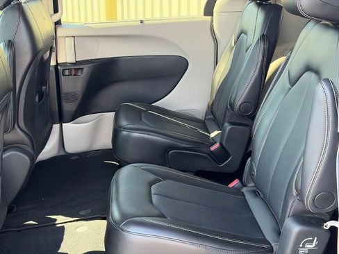 Used 2024 Chrysler Pacifica Touring-L FWD image 10