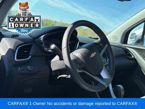 Used 2022 Chevrolet Trax LT w/ LT Convenience Package image 2