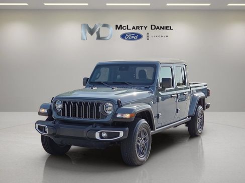 Used 2024 Jeep Gladiator Sport AWD/4WD image 2