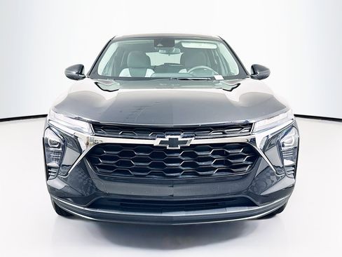 Used 2024 Chevrolet Trax LS w/ LS Convenience Package image 2