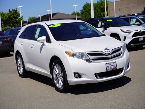 Used 2015 Toyota Venza LE FWD image 1