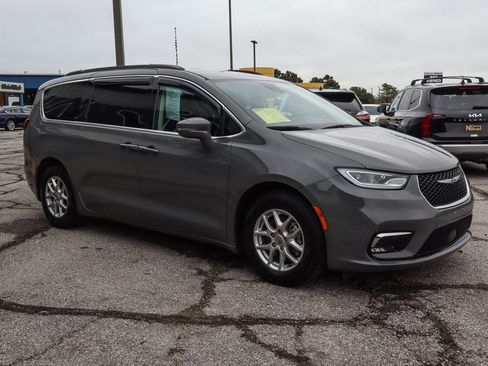Used 2022 Chrysler Pacifica Touring-L FWD image 3