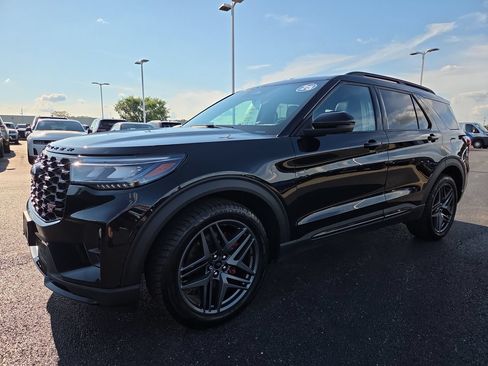 Used 2025 Ford Explorer ST AWD/4WD image 3