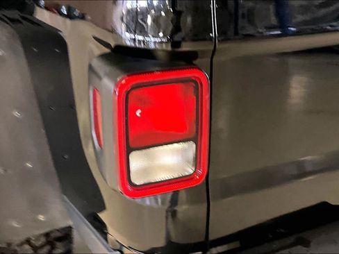 Used 2021 Jeep Gladiator Sport AWD/4WD image 25