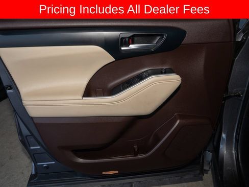Used 2021 Toyota Highlander XLE FWD image 14