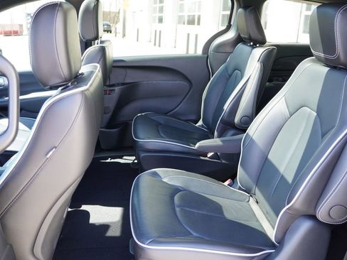 Certified 2024 Chrysler Pacifica Premium image 17