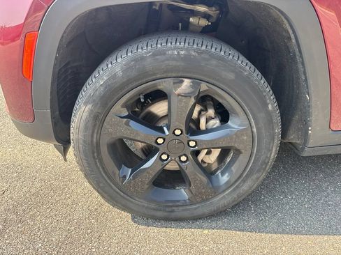 Used 2023 Jeep Grand Cherokee Altitude AWD/4WD image 12