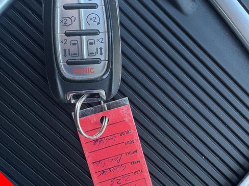 Used 2023 Chrysler Pacifica Touring-L image 29