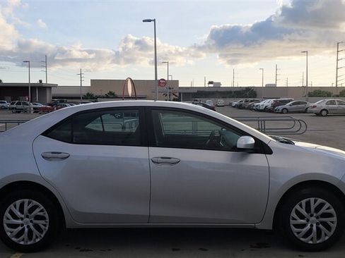 Used 2018 Toyota Corolla LE FWD image 5