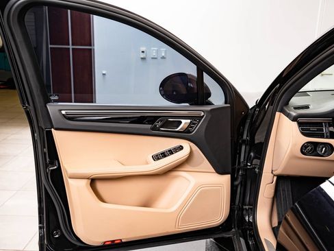 Certified 2023 Porsche Macan S AWD/4WD image 31