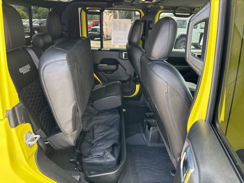 Used 2023 Jeep Gladiator Rubicon w/ LED Lighting Group AWD/4WD image 17