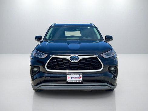 Used 2023 Toyota Highlander Bronze Edition FWD image 2