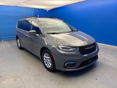 Used 2022 Chrysler Pacifica Touring-L FWD image 2
