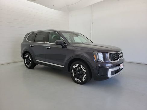 Used 2025 Kia Telluride S FWD image 4