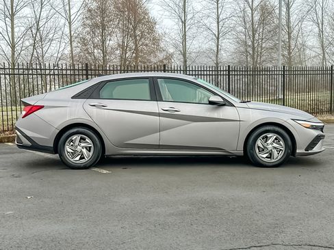 Used 2024 Hyundai Elantra SE image 2