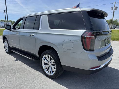 Used 2025 Chevrolet Suburban LS AWD/4WD image 7