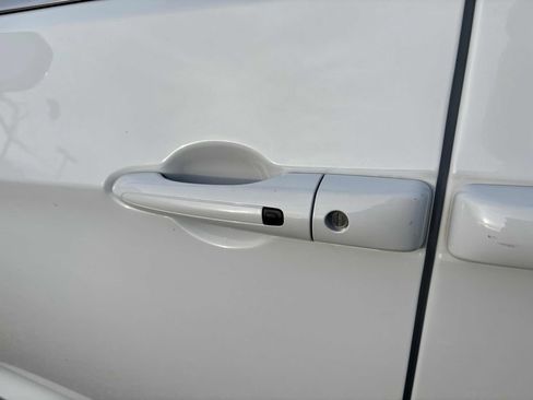 Used 2024 Chrysler Pacifica Touring-L image 12