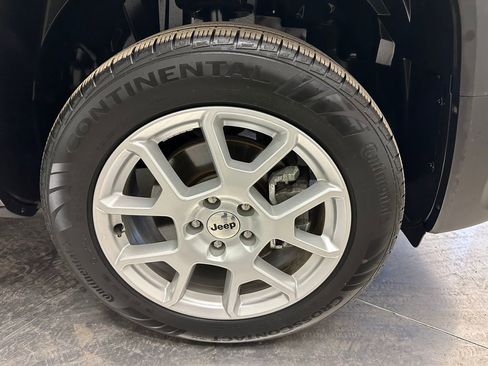 Certified 2022 Jeep Renegade Latitude w/ Convenience Group image 31