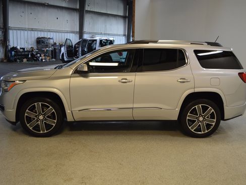Used 2019 GMC Acadia Denali w/ Technology Package FWD image 6