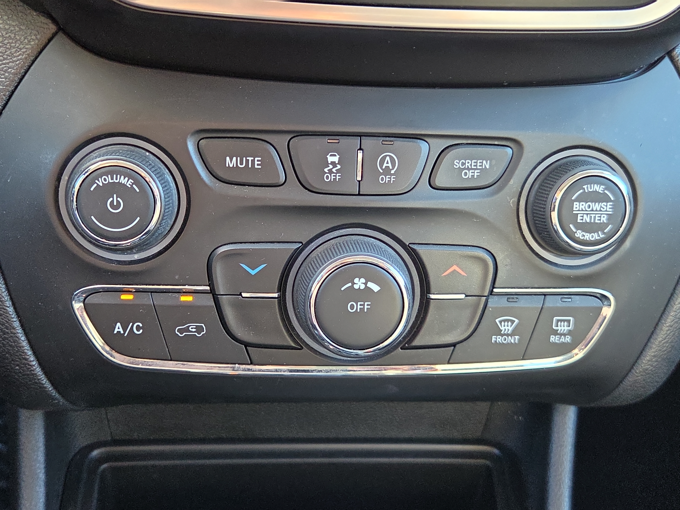Used 2019 Jeep Cherokee Latitude Plus FWD image 19