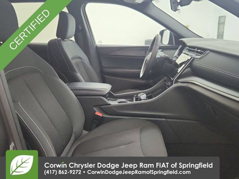 Used 2025 Jeep Grand Cherokee Laredo w/ Luxury Tech Group I AWD/4WD image 32