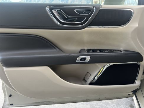 Used 2018 Lincoln Continental Select image 15