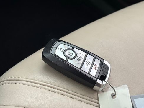 Used 2020 Ford Explorer Platinum w/ Premium Technology Package image 28