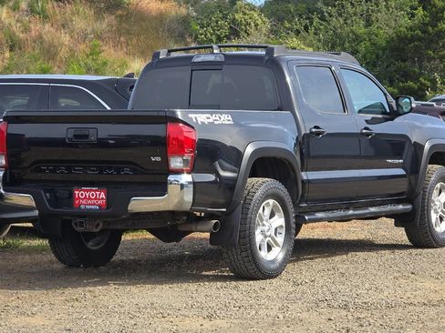 Used 2017 Toyota Tacoma TRD Off-Road w/ Tow Package (A/T) AWD/4WD image 4