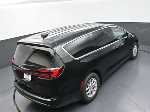 New 2026 Chrysler Pacifica Select image 15