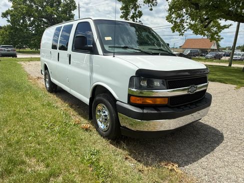Used 2017 Chevrolet Express 3500 RWD image 5