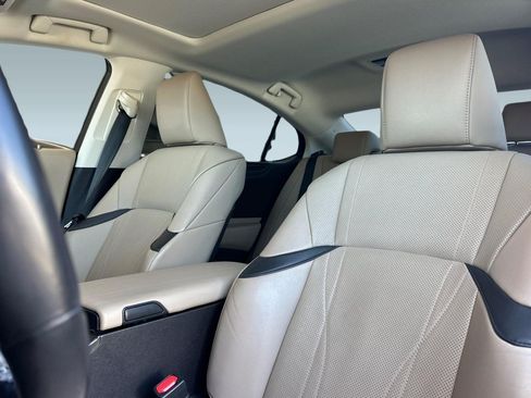 Used 2019 Lexus ES 300h w/ Accessory Package FWD image 23