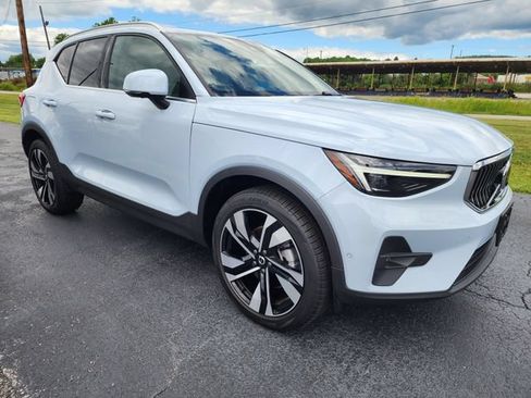 Certified 2025 Volvo XC40 B5 Ultra AWD/4WD image 1