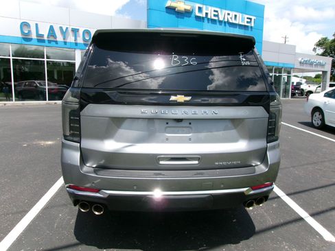 Used 2025 Chevrolet Suburban Premier AWD/4WD image 4