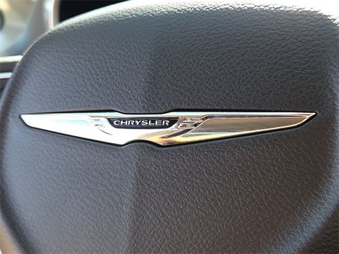 Used 2023 Chrysler Pacifica Touring-L image 28