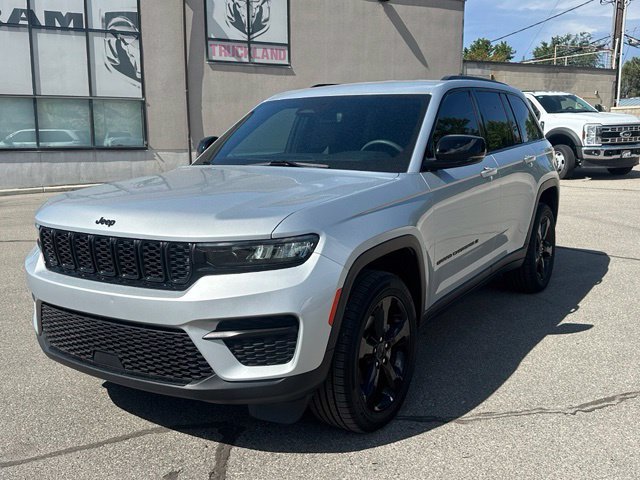 Used 2023 Jeep Grand Cherokee Altitude AWD/4WD image 13